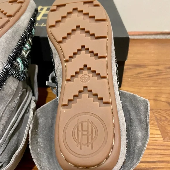 House of Harlow 1960 EUC. EU Sz 37 US Sz 7. Beaded. Dove Grey. - Picture 9 of 9